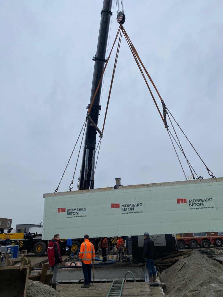 Prefab kelder onder aanbouw laten plaatsen met kraan